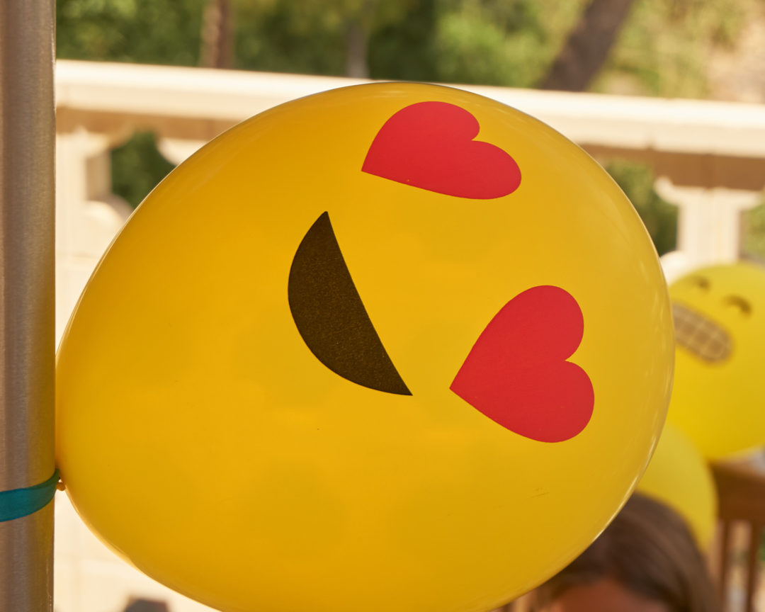 Love emoji on a party baloon.